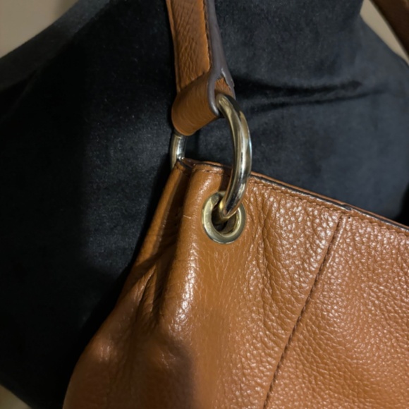 Beautiful Tan Michael Kors Hobo Handbag w/2 Outside Pockets & Tassel - Picture 10 of 11